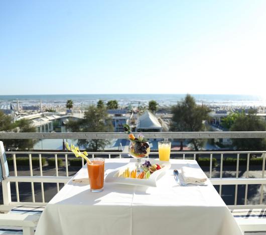 Colazione vista mare con succhi e frutta.