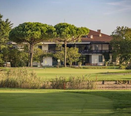 Villa immersa nel verde con campo da golf.