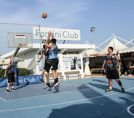 Partita di basket al Fantini Club sotto il sole estivo.