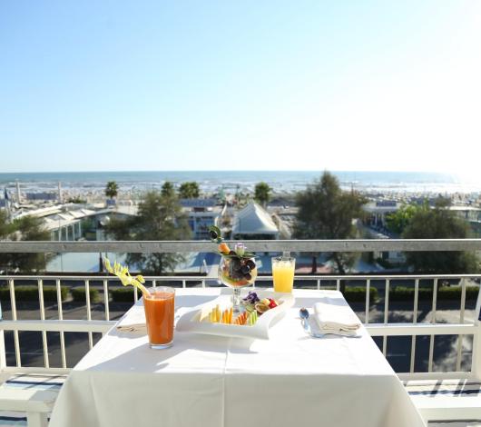 Colazione vista mare con succhi e frutta.