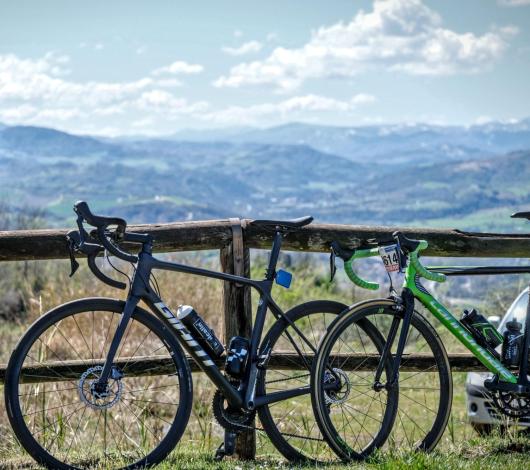 Due biciclette appoggiate a una staccionata con vista panoramica.