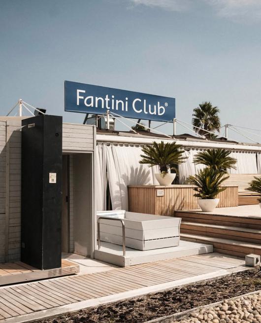 Fantini Club, elegante stabilimento balneare con palme e strutture moderne.