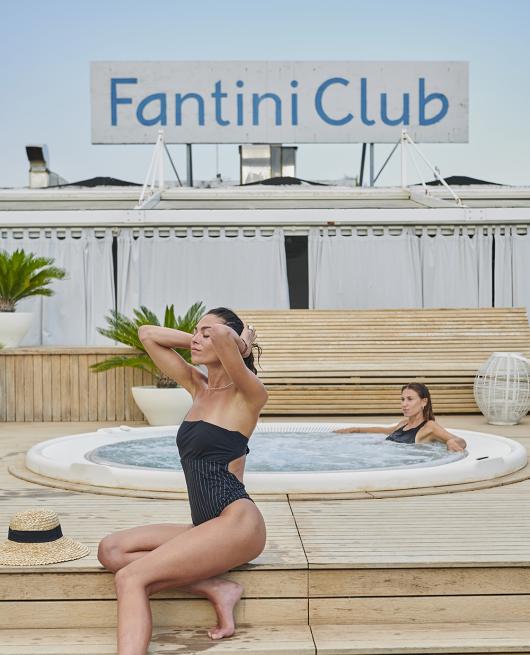 Due donne rilassate al Fantini Club, una seduta e una in jacuzzi.